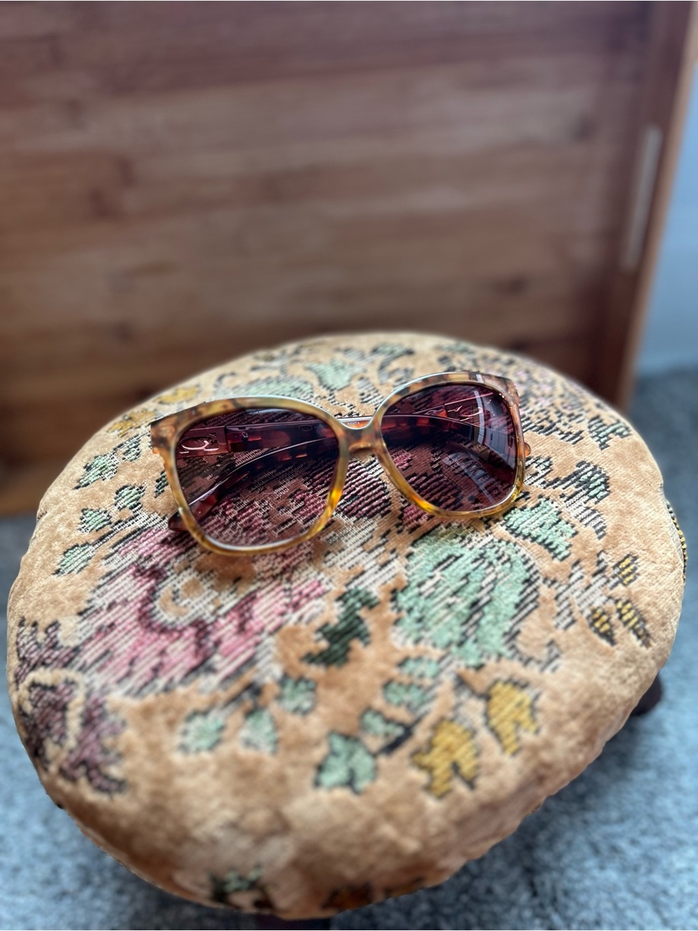 •Woman’s Oscar de la Renta tortoiseshell sunglasses•